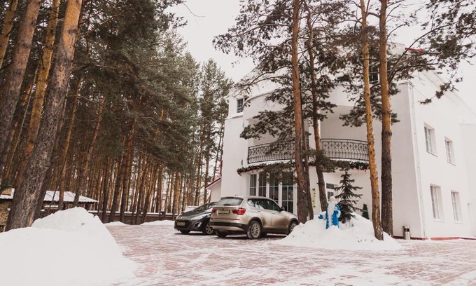 Novoabzakovo Hotel | Guest Rated: Usadba Elovoe Hotel with Pool & Pet-Friendly Perks