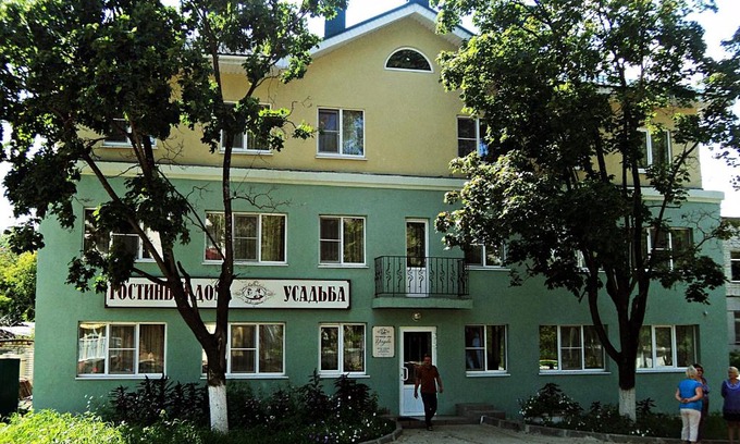 Navashino Hotel | Pet-Friendly Stay at Usadba Navashino with Breakfast Included