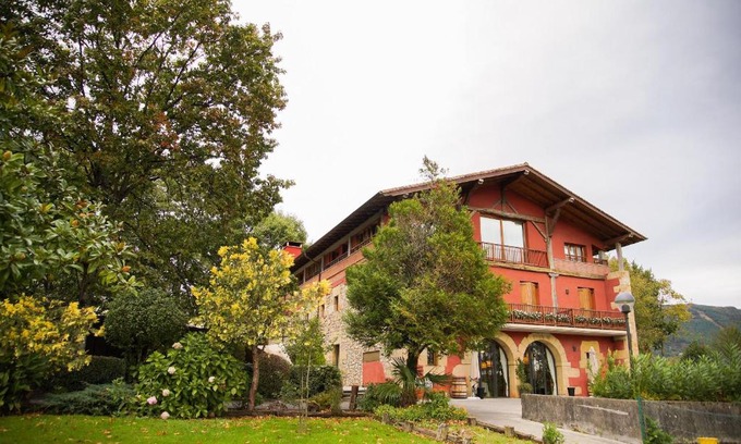 Oiartzun Hotel | Usategieta: 4-Star Gem with Family-Friendly Amenities