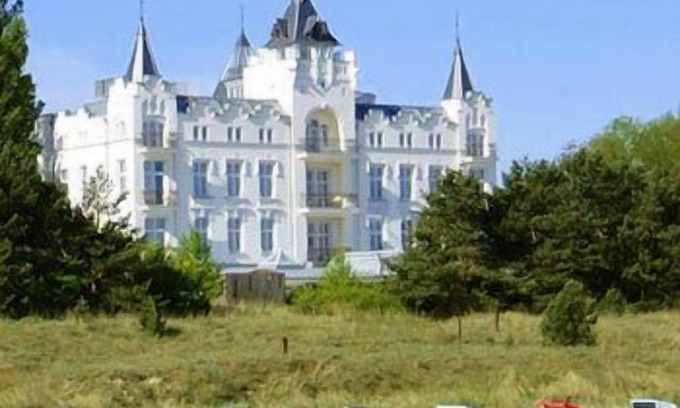 Zinnowitz Hotel | Elegant Usedom Palace Hotel: Spa, Pool, and Family Friendly
