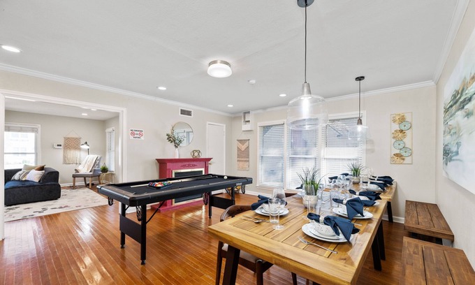 Central Arlington House | Experience Fun with Hot Tub, Pool Table & BBQ at USFL!