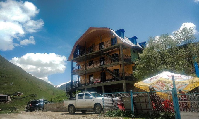 Ushguli Hotel | Ushguli Panorama Guest House: Pet-Friendly Retreat with Hot Tub