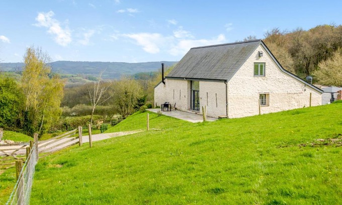 Coed-Y-Paen Apartment | Discover USK Barn: Family-Friendly Retreat with Hot Tub