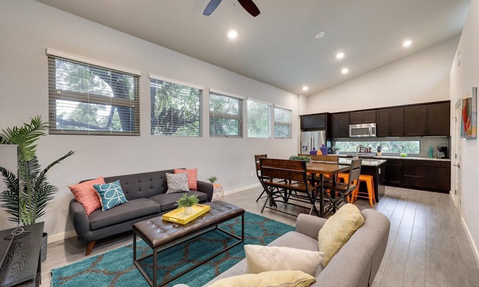 Govalle House | Convenient Stay Near Downtown with Family-Friendly Amenities