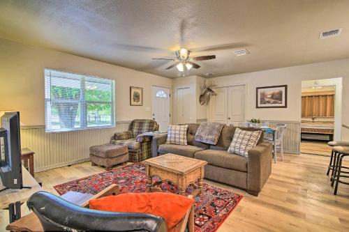 Utopia House | Family-Friendly Escape, Steps from Utopia Park Awaits!