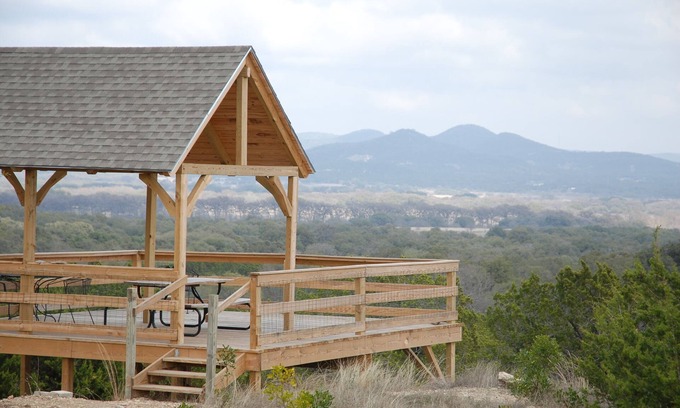 Utopia House | Family Retreat with Mountain Views and Spa Amenities