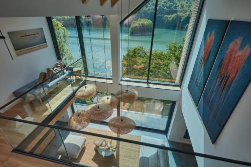 Valea Doftanei Cabin | Serene Utopia Lake View: 4-Star Stay with Hot Tub Access