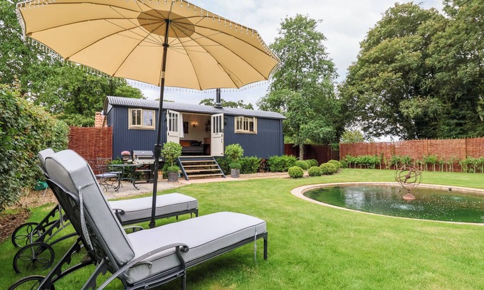Harleston Cottage | Discover UTOPIA: Garden Oasis in Harleston with Breakfast