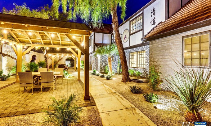 Las Vegas House | Inviting 8BD Villa with Pool Near Vegas Strip - Rated 10/10