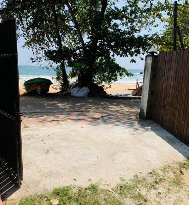 Dondra Apartment | Budget-Friendly Kiralawella Beach Villa for Families