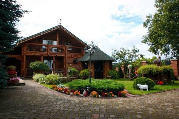 Pskov House | Top-Rated Uyut House: Pet-Friendly with Hot Tub & Kitchen