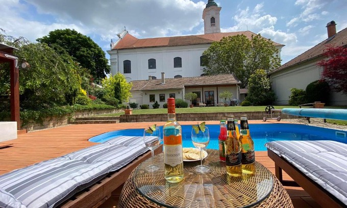 Vac House | Relax at Vácon Vár-lak Vendégház with Oceanfront Views