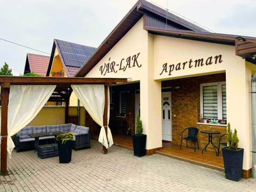Kisvarda Apartment | Pet-Friendly VÁR-LAK Apartman with Oceanfront Views