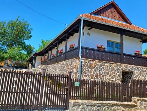 Holloko Apartment | Explore Várlak Hollőkőn Vendégház: Top-Rated Family Retreat