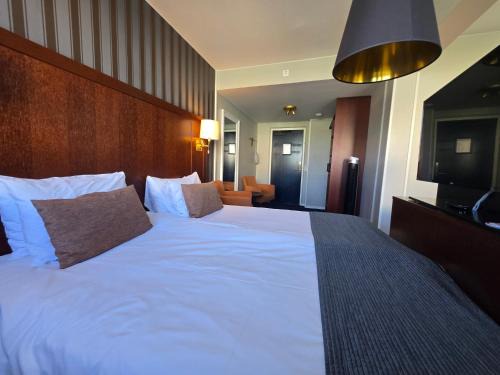 Gamla Staden-Nya Staden Hotel | Vänerport Stadshotell: Family-Friendly Stay in Mariestad