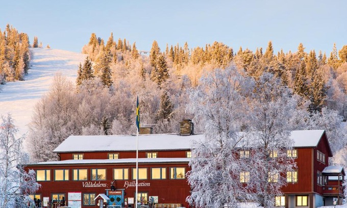 Valadalen Hotel | Experience Vålådalens Fjällstation: Pet-Friendly Retreat
