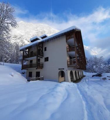 Venosc Apartment | Pet-Friendly Retreat in Vénosc-Les 2 Alpes with Ocean Views