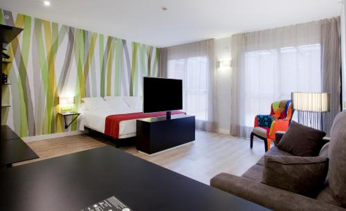Sevilla Este Hotel | Relaxing Vértice Sevilla: Oceanfront Stay with Pool Access