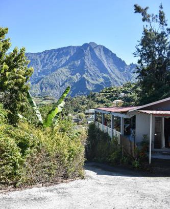 Cilaos House | Inviting Vétiver: Family & Pet-Friendly Retreat