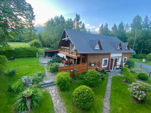 Velky Slavkov House | Unforgettable Stay at V ihličí with Hot Tub & Pet Friendly