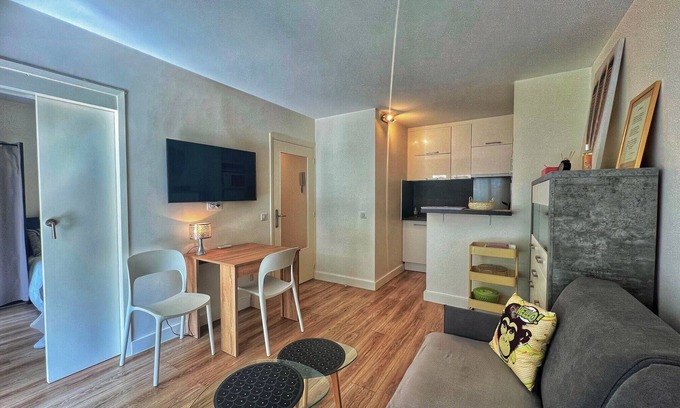Riou - Petit Juas - Av de Grasse Apartment | V. Park: Family-Friendly Retreat with Pool & Breakfast