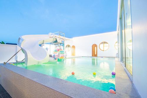 Sattahip Villa | Discover V Pool Villa Sattahip: Family & Pet-Friendly Retreat