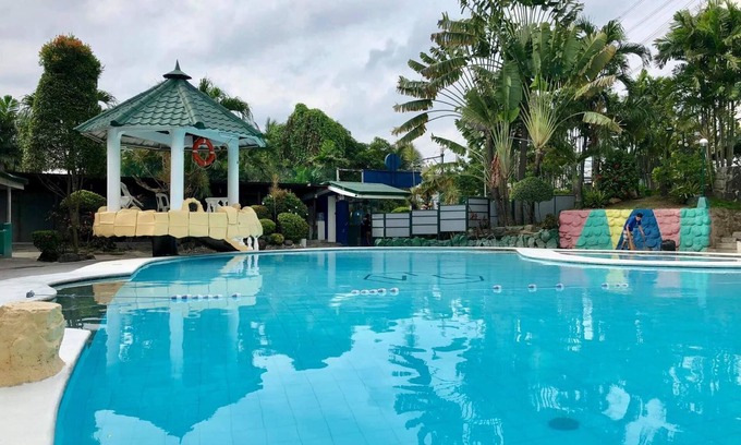 Dasmarinas Hotel | Discover V Resort Dasma: Family-Friendly with Pool & Breakfast