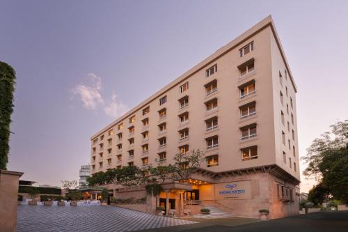 Sindhi Camp Hotel | Explore V Sarovar Portico, MI Road Jaipur - Family-Friendly Stay