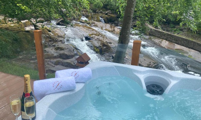 Bethesda House | Pet-Friendly V13 - The Falls with Hot Tub: Rated 9/10