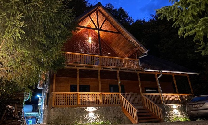 Gura Teghii Villa | V13 Wild Cabin - Cozy Mountain Retreat with Hot Tub