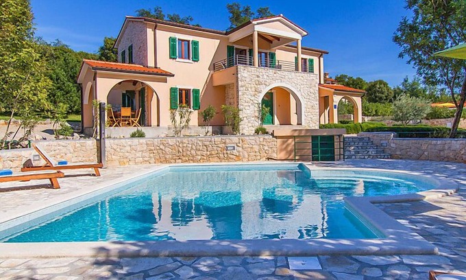 Stanisovi House | Oceanfront Retreat: Vacation Home Maggie with Pool & Spa