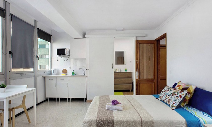 Vegueta Apartment | Cozy Studio Apartment 'Tipo 1' with Mountain View & Wi-Fi