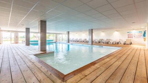 Roz-sur-Couesnon Hotel | Relax at Vacancéole - Les Chambres de la Baie with Ocean Views