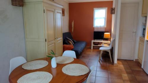 Saint-Laurent-d'Aigouze Apartment | Relaxing Getaway in Camargue with Ocean Views and Pool