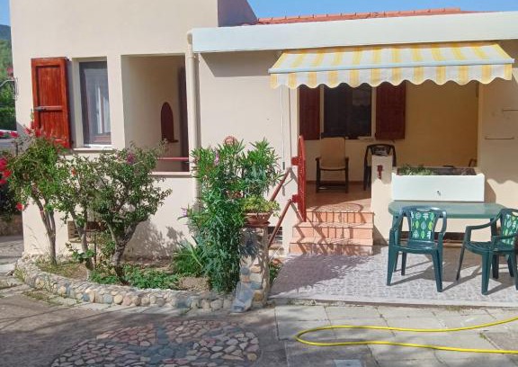 Cuili Murvoni House | Discover Solanas: Family-Friendly Retreat with Kitchen
