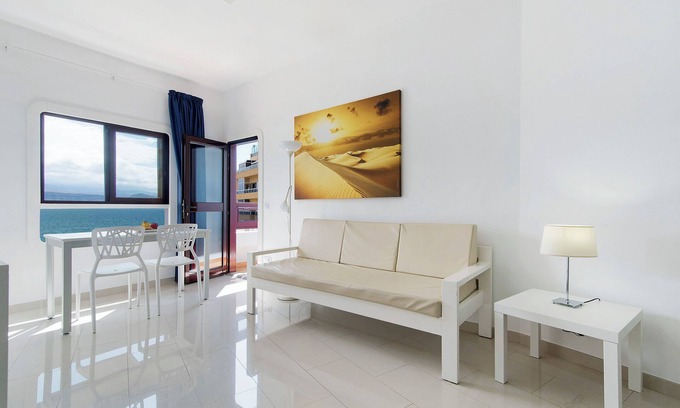 Las Palmas de Gran Canaria Apartment | Oceanfront Retreat “Estudio vista al mar 51” with Wi-Fi