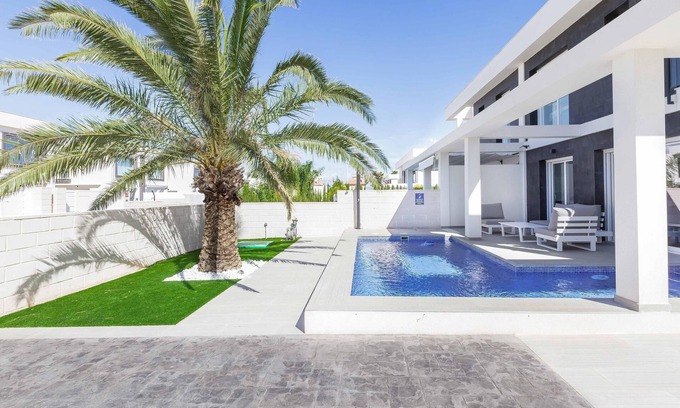 Puerto Marino Villa | Relax at Casa Bos: Dolphin Pool, Jacuzzi & Oceanfront Bliss