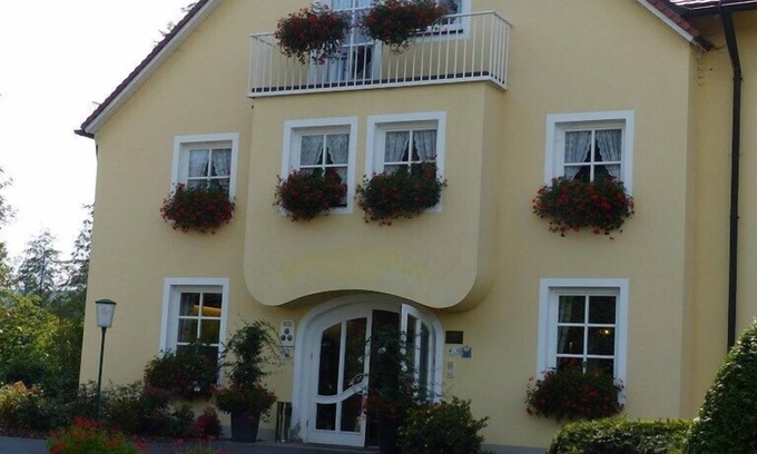 Neualbenreuth Apartment | Cozy Golf Course Getaway with Pet-Friendly Amenities