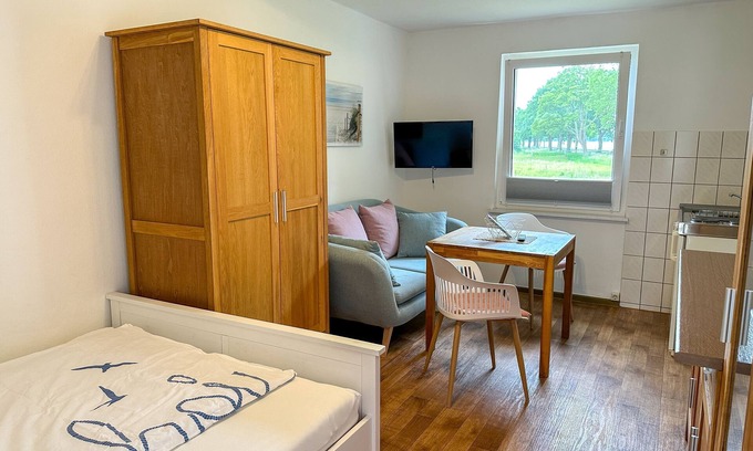 Gelbensande Apartment | Cozy 1-R Apartment with Ocean View - Family-Friendly Getaway