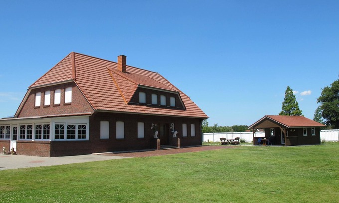 Moorhusen Apartment | Spacious Apartment for 6 Guests with Kitchen in Südbrookmerland