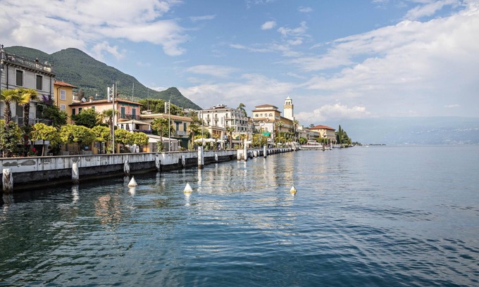 Gardone Riviera Apartment | Oceanfront Vacation Apartment “Le Pleiadi Merope” with Wi-Fi
