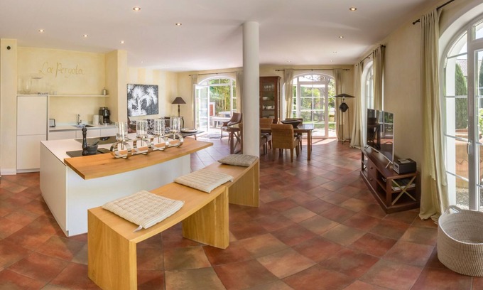 Kressbronn Apartment | Comfortable Retreat at La Pergola with Scenic Ocean Views