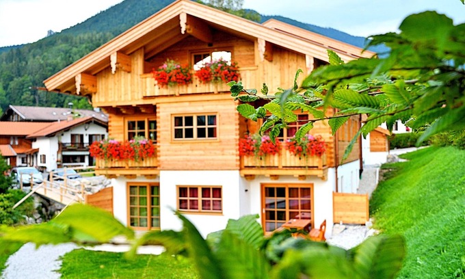 Rottach-Egern Bed & Breakfast | Relaxing Apartment Tegernsee with Oceanfront Views