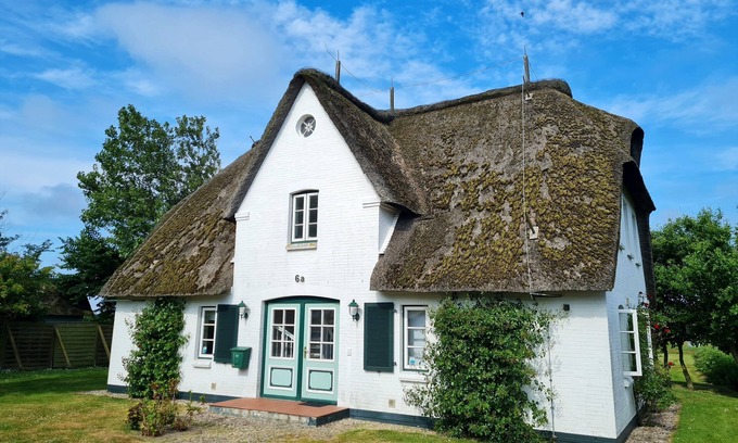 Großdunsum Apartment | Highly Rated Apartment for 3 with Pet-Friendly Amenities