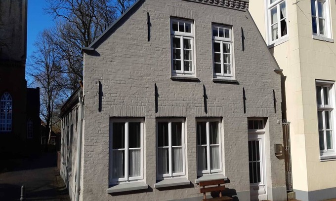 Weener Apartment | Cozy Holiday Apartment at Kirchplatz 25561 - Pet Friendly