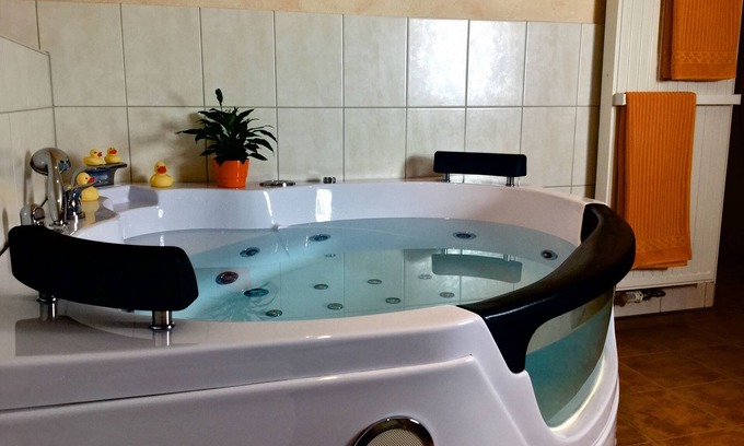 Rhoden Apartment | Cozy Apartment for 2 with Spa and Hot Tub in Diemelstadt