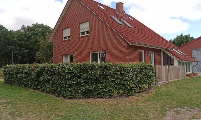 Wiesens Apartment | Family-Friendly Apartment in Aurich with Pool & Breakfast