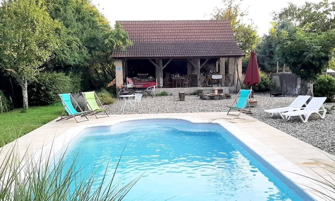 Montcony Apartment | Idyllic "Grenier" Apartment with Pool and Ocean View