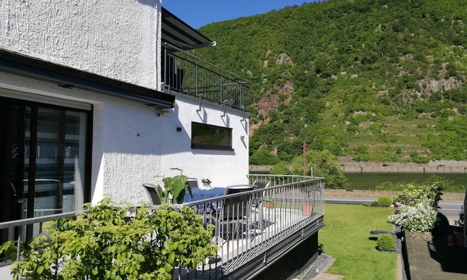 Loef Apartment | Vacation apartment HAUS KORJÄSSER, Moselle view and sun terrace