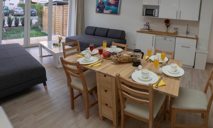 Sanderau House | Comfortable City Apartment in Würzburg with Terrace & Parking